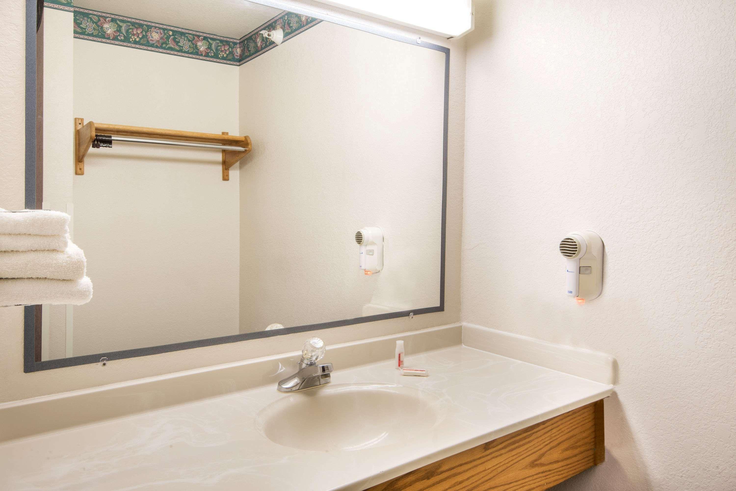Super 8 By Wyndham Richfield Cleveland Hotel Екстериор снимка