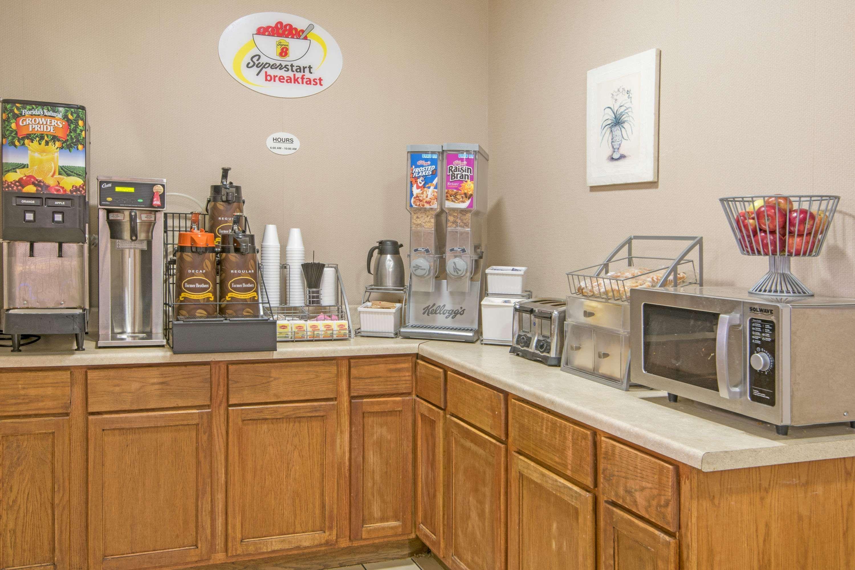 Super 8 By Wyndham Richfield Cleveland Hotel Екстериор снимка