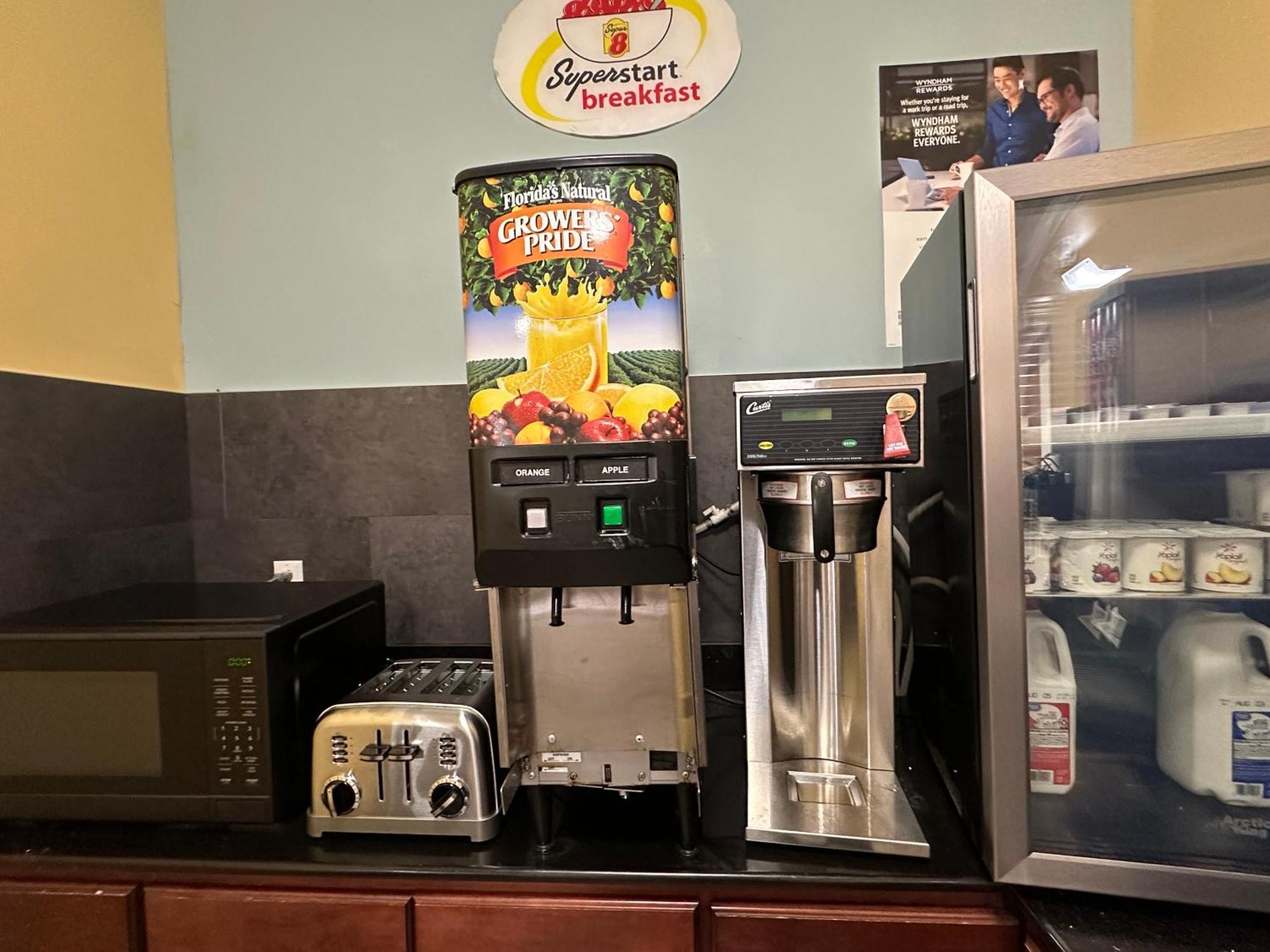 Super 8 By Wyndham Richfield Cleveland Hotel Екстериор снимка